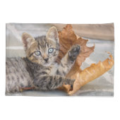 可愛いタビー遊キャットキッテンの葉 –  枕カバー (裏面)
