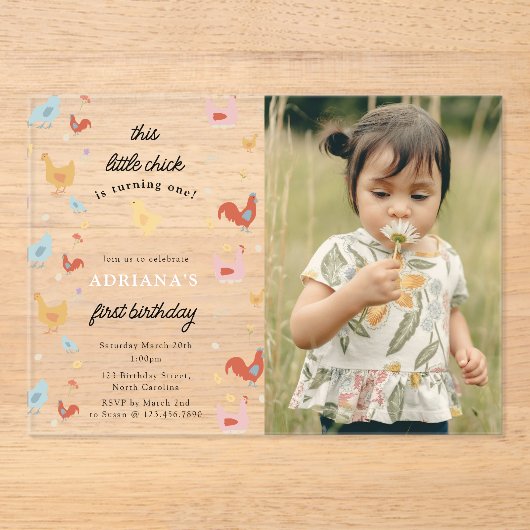 可愛いチキンヘンスチックガールファースト誕生日写真 アクリル招待状 (正面)