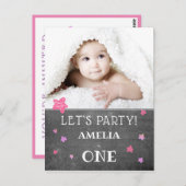 可愛いチョークボードピンク1st誕生日招待状カード ポストカード (正面/裏面)