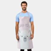 可愛いチラマ・ラマ・ライフィックおもしろいピンク エプロン (着用した状態)