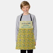 可愛いトラクターパターン幼児キッズエプロン エプロン (着用した状態)