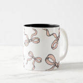 可愛いトレンディーピンクのリボン弓(黒で縁取り) ツートーンマグカップ (正面右)