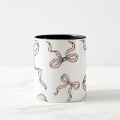 可愛いトレンディーピンクのリボン弓(黒で縁取り) ツートーンマグカップ (中央)