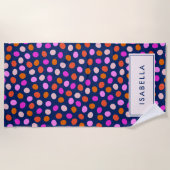 可愛いドットスポットライトブルーパープルパーソナライズされた ビーチタオル (正面)