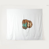 可愛いナマケモノとコーヒーマグ – Cozy リラックス Animal A タペストリー (正面(横))