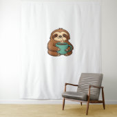 可愛いナマケモノとコーヒーマグ – Cozy リラックス Animal A タペストリー (インサイチュ)