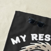 可愛いナマケモノビーチタオル – More Yoga Less Drama ビーチタオル (インサイチュ)