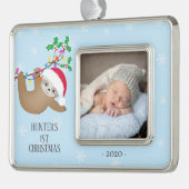 可愛いナマケモノ初めてのクリスマス写真 シルバープレートフレームオーナメント (左)