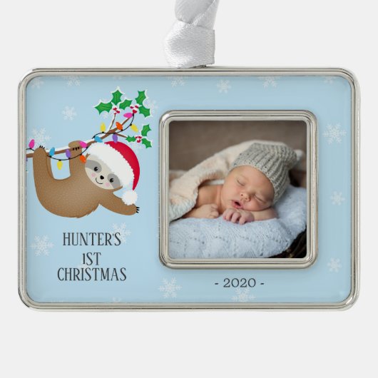可愛いナマケモノ初めてのクリスマス写真 シルバープレートフレームオーナメント (正面)