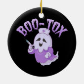 可愛いナース幽霊とボトックス注おもしろい入不気味 セラミックオーナメント (裏面)