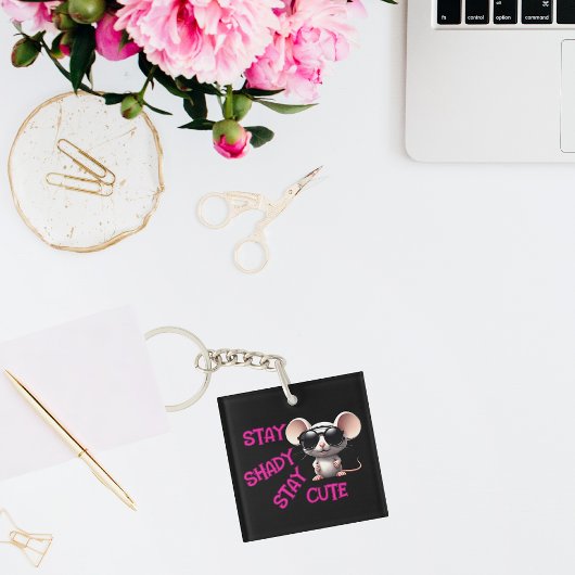 可愛いネズミを残して日陰 キーホルダー