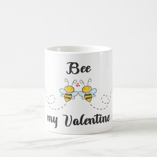 可愛いハチと「Bee my Valentine」という言葉遊び コーヒーマグカップ (中央)