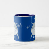 可愛いハッピーかわいいイルカ漫画 ツートーンマグカップ (中央)