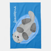 可愛いハッピーシーオッターブルー漫画イラストレーション キッチンタオル (縦)