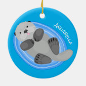 可愛いハッピーシーオッターブルー漫画イラストレーション セラミックオーナメント (裏面)