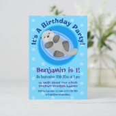 可愛いハッピーシーオッターブルー漫画イラストレーション 招待状 (スタンド正面)