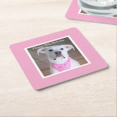 可愛いハッピードッグとソウルフルな目誕生日ピンク スクエアペーパーコースター (アングル)
