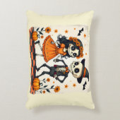可愛いハロウィーンのスケルトンカップルinオレンジ アクセントクッション (正面(垂直))