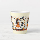 可愛いハロウィーンのスケルトンカップルinオレンジ カフェラテマグ (正面)