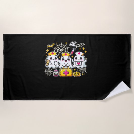 可愛いハロウィーン幽霊ナーストリオとメディカルキットa ビーチタオル (正面)