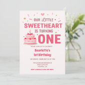 可愛いハートが1歳の誕生日フォトケーキを祝おう 招待状 (スタンド正面)