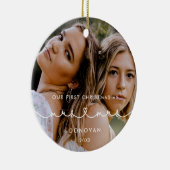 可愛いハートフォント初めてのクリスマスをミセス・アンド・ミセス・フォト セラミックオーナメント (右)