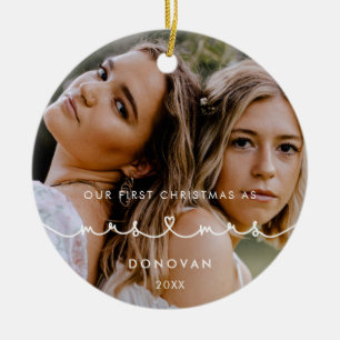 可愛いハートフォント初めてのクリスマスをミセス・アンド・ミセス・フォト セラミックオーナメント