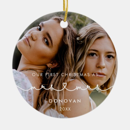 可愛いハートフォント初めてのクリスマスをミセス・アンド・ミセス・フォト セラミックオーナメント (正面)