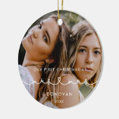 可愛いハートフォント初めてのクリスマスをミセス・アンド・ミセス・フォト セラミックオーナメント (左)