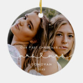 可愛いハートフォント初めてのクリスマスをミセス・アンド・ミセス・フォト セラミックオーナメント (裏面)