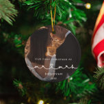 可愛いハートフォント初めてのクリスマスMr&Mrs Photo セラミックオーナメント<br><div class="desc">ミスターとミセスの初めてのクリスマス、新しいマイルストーンの写真オーナメント。可愛いモダンハートを持つタイポグラフィこのフォトオーナメントコレクション。お前のカスタマイズ写真と一緒にお気に入りの。また、好みに合わせてフォントの色を簡単に変更できる。</div>