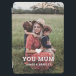 可愛いハート愛あなた母の日の写真 iPad AIR カバー<br><div class="desc">可愛いハート愛You Mum's Day Photo iPad Case Coverは白い台本に自分の名前を書いたお気に入りの文字「(愛するハート)お母さん」と一緒に写モダン真。提供された文字ボックスで文字を編集し、独自の写真を追加してパーソナライズ。©2022 Evco Studioによる設計： www.zazzle.com/store/evcostudio</div>