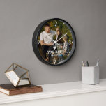 可愛いハート愛YOUパパ写真名 壁時計<br><div class="desc">可愛いハート愛YOUパパ写真名Wall Clockお気に入りのは、文字「(愛ハート)あなたパパ」の下に名前を付けた白い台本にモダン写真を掲載している。提供された文字ボックスで文字を編集し、独自の写真を追加してパーソナライズ。クリスマス、誕生日、父の日のプレゼントに最適。©2024 Evco Studioによる設計： www.zazzle.com/store/evcostudio</div>