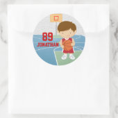 可愛いバスケットボール選手の赤いバスケットボールジャージー ラウンドシール (バッグ)