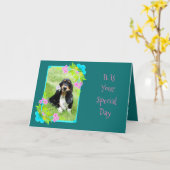 可愛いバスセットパピーオンフローリー誕生日デイカード カード (黄色い花)