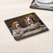 可愛いバセット読ハウンズ新聞 スクエアペーパーコースター (アングル)