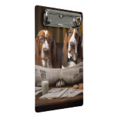 可愛いバセット読ハウンズ新聞 ミニクリップボード (アングル)