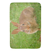 可愛いバニーチューイングリーンズオンザゴルフフェアウェイ バスマット (正面縦)