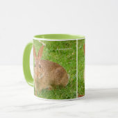 可愛いバニーチューイングリーンズオンザゴルフフェアウェイ マグカップ (正面左)