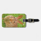 可愛いバニーチューイングリーンズオンザゴルフフェアウェイ ラゲッジタグ (正面横)
