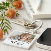 可愛いパパ私のヒーロー父の日写真 キーホルダー (正面右)