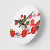 可愛いパピヨンドクリスマスサンタハット ラウンド壁時計 (傾斜)