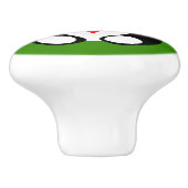 可愛いパンダブリティッシュボウリングをする人、 クリケットの投手ハットとレッドスカーフ セラミックノブ (側面)