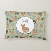 可愛いパーソナライズされたうさぎパターンニュートラルカラー アクセントクッション (裏面)