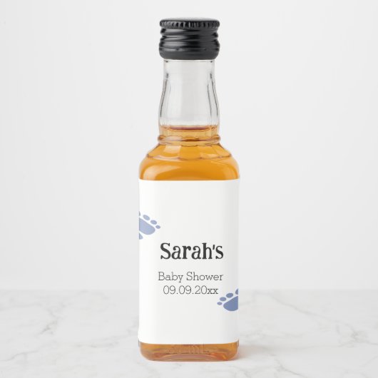 可愛いパーソナライズされたブルーフットプリント赤ちゃんシャワーミニ リキュールボトルラベル (正面)