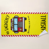 可愛いパーソナライズされた消防車 ビーチタオル (正面)