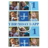 可愛いパーソナライズされた誕生日少年フォトコラージブルー ミディアムペーパーバッグ (裏面)