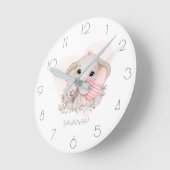 可愛いパーソナライズされた象の女の子ピンクの丸い時計 ラウンド壁時計 (傾斜)