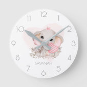 可愛いパーソナライズされた象の女の子ピンクの丸い時計 ラウンド壁時計 (正面)