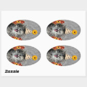 可愛いパーティーの子猫をダマスクの背景 楕円形シール (シート)